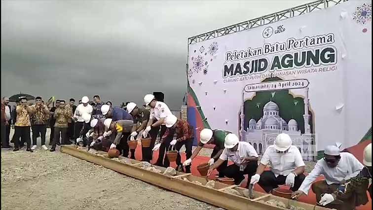 Andi Harun Pimpin Peletakan Batu Pertama Masjid Agung Gunung Batu Putih